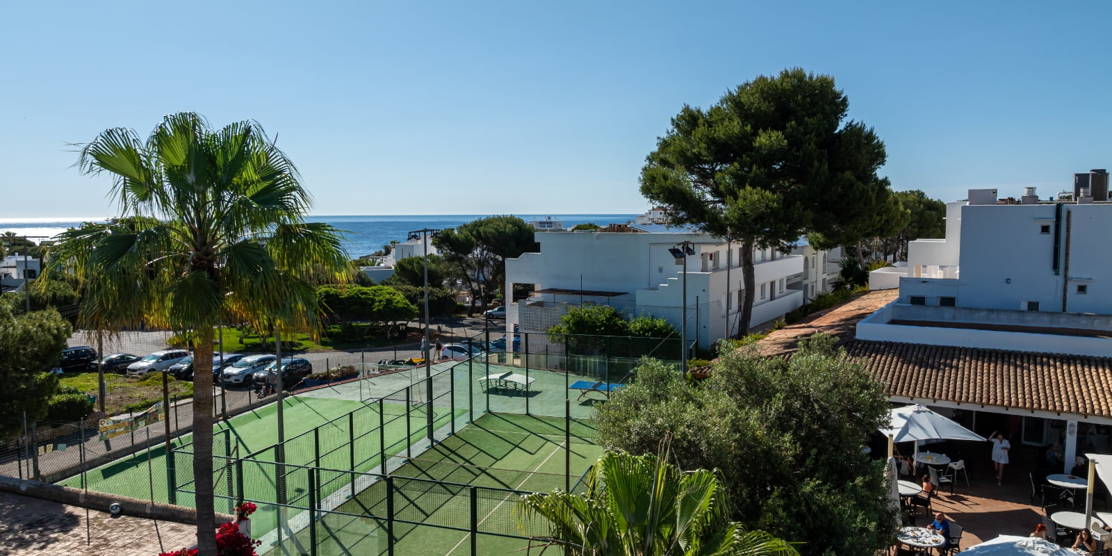 Instalaciones Es Talaial Pista de tenis, pista de fútbol y mesas de ping-pong Es Talaial
