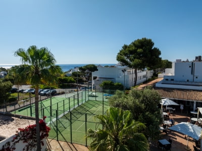 Instalaciones Es Talaial Pista de tenis, pista de fútbol y mesas de ping-pong Es Talaial