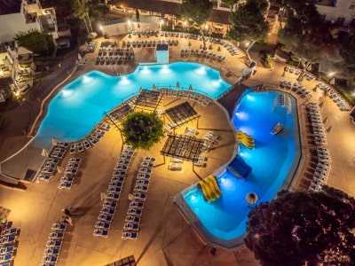 Cala D'or Hotel Club Es Talaial de noche Vista aérea nocturna de la ubicación Es Talaial en Cal D'or