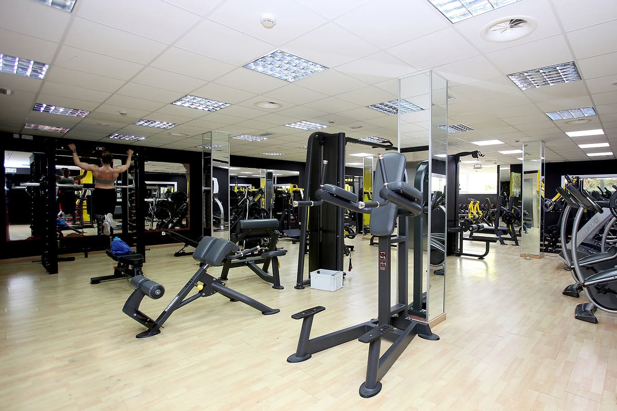 Gimnasio Gimnasio con máquinas