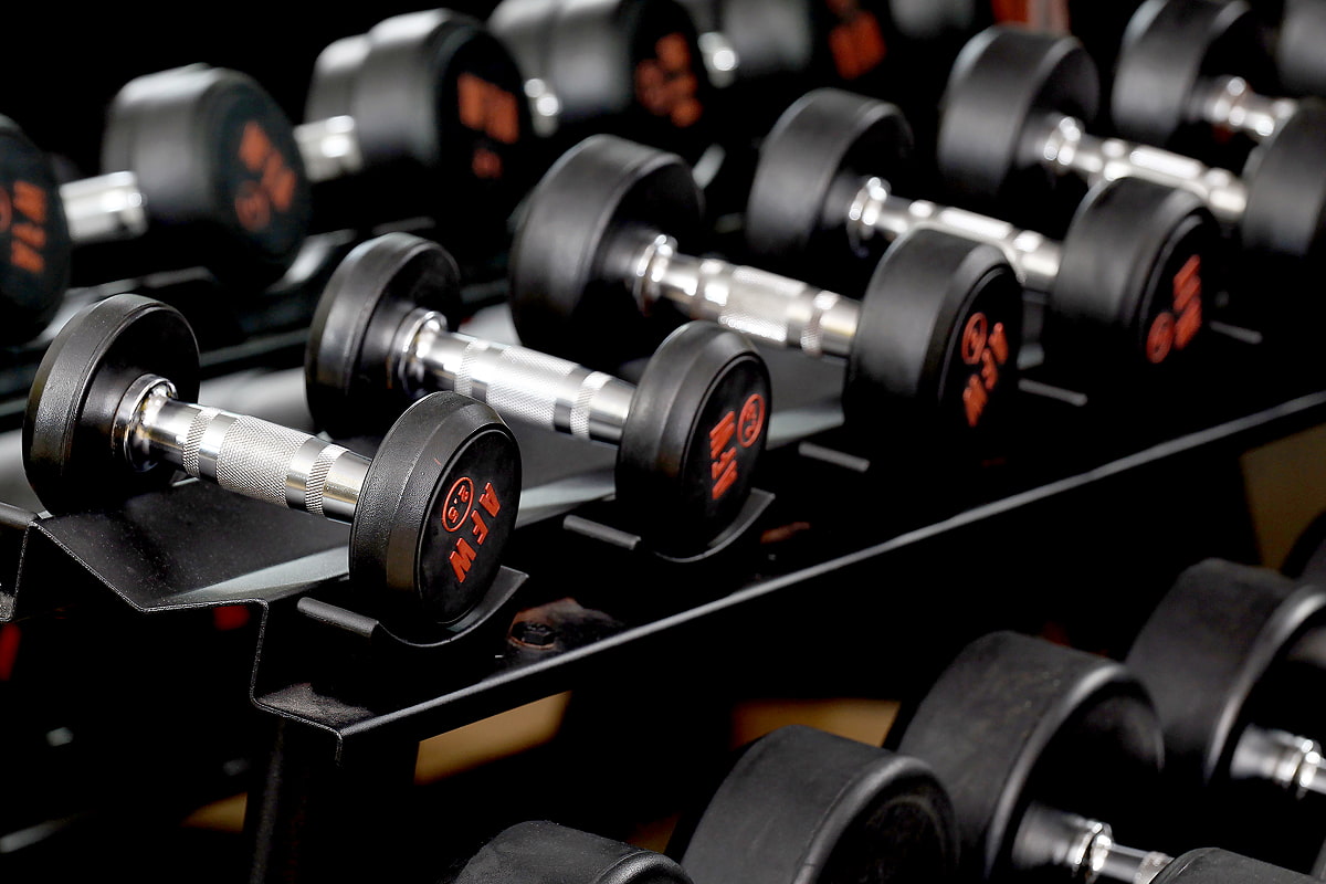 Banco de mancuernas Banco de mancuernas con diferentes pesos