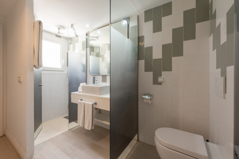 Baño Suite Es Talaial Baño con ducha, wc, lavabo y espejo.