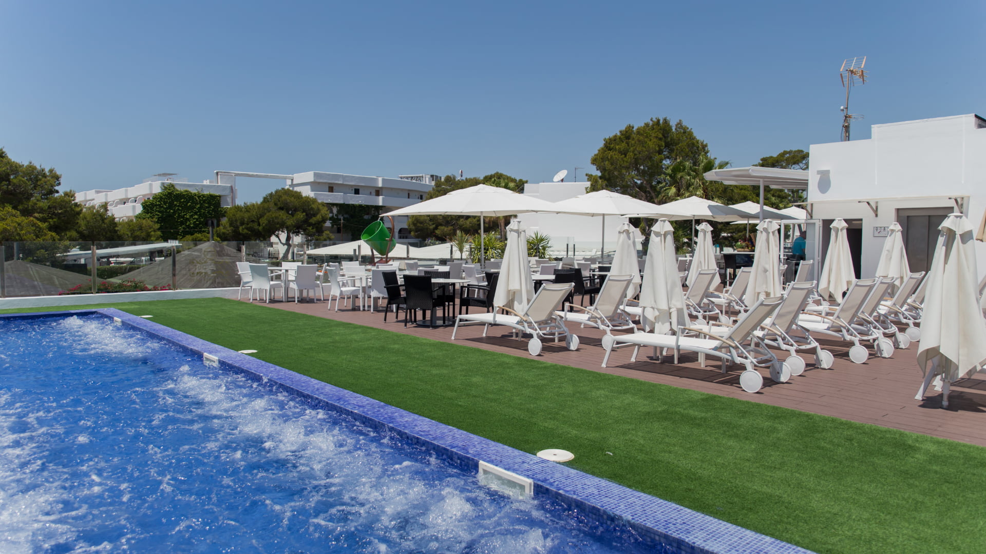 Piscina y terraza exterior del hotel