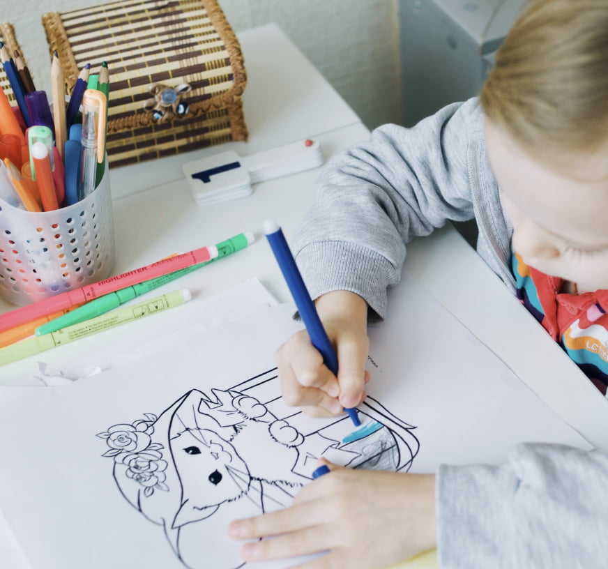 Niño pequeños pintando en el MO Club