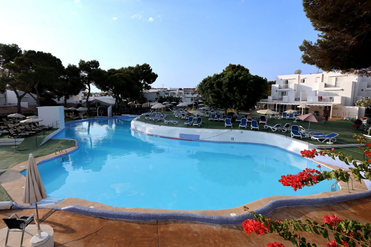 Schwimmbadbereich des Hotels Club Es Talaial