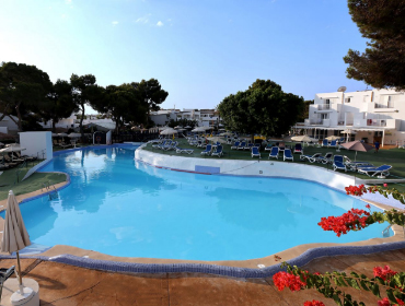 Schwimmbadbereich des Hotels Club Es Talaial