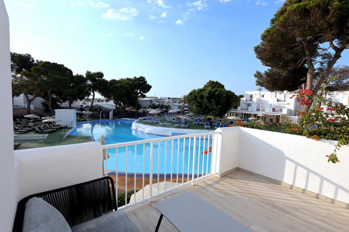 Schwimmbad des Hotel Club Es Talaial von der Terrasse eines der Zimmer aus gesehen.