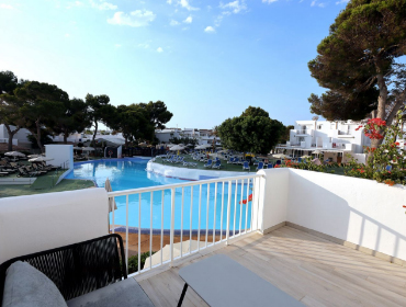 Schwimmbad des Hotel Club Es Talaial von der Terrasse eines der Zimmer aus gesehen.