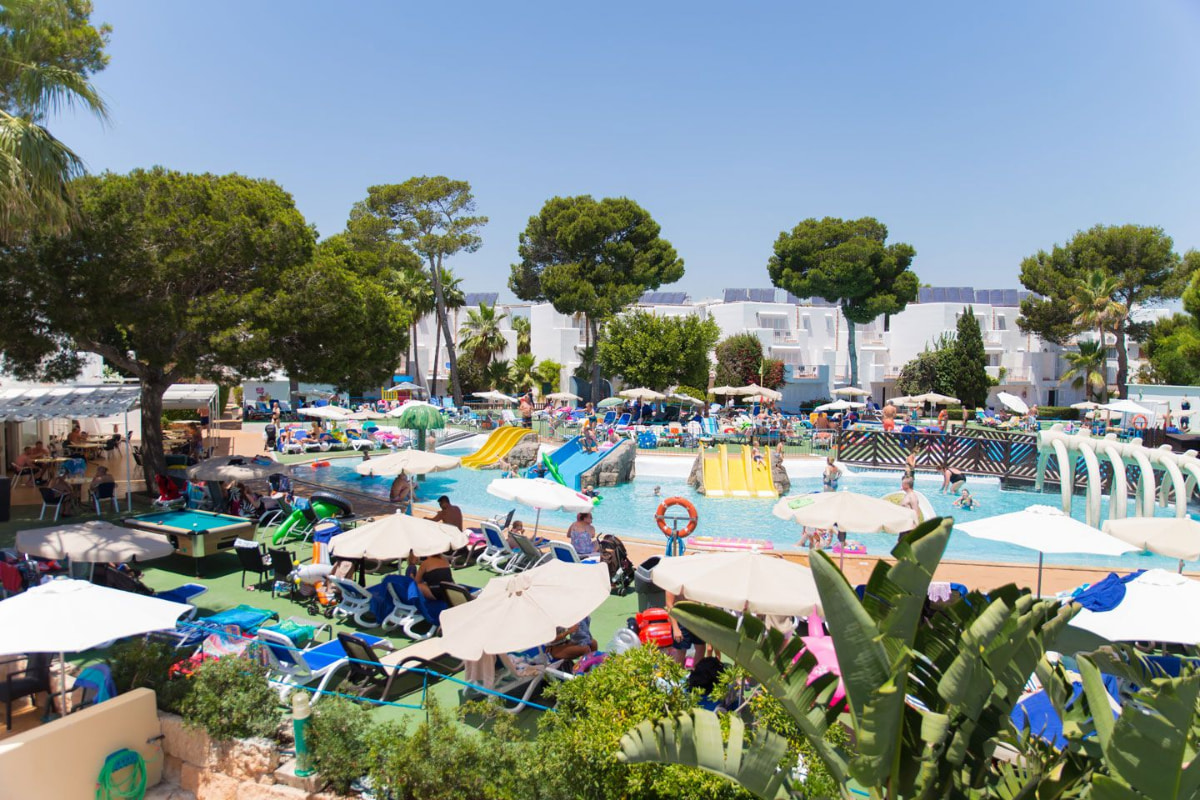 Kinderbecken mit Rutschen und einem Skelett mit Wasserdüsen.