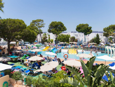 Kinderbecken mit Rutschen und einem Skelett mit Wasserdüsen.