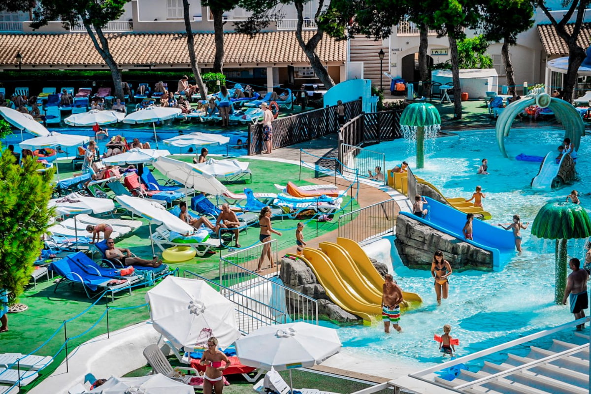 Kinderbecken mit Rutschen und einem Skelett mit Wasserdüsen.