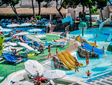 Kinderbecken mit Rutschen und einem Skelett mit Wasserdüsen.