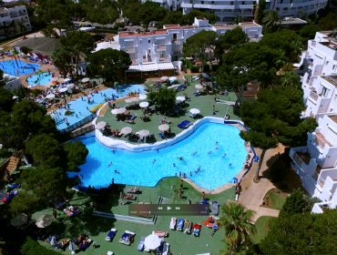 Gesamtansicht der verschiedenen Schwimmbäder im Hotel Club Es Talaial