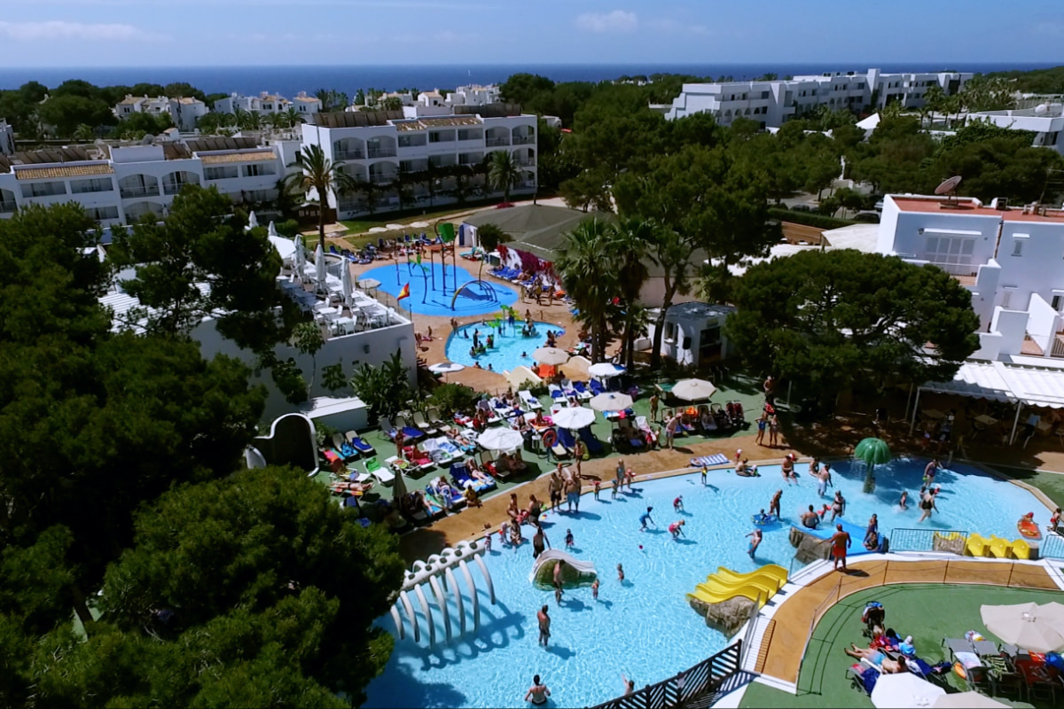 Gesamtansicht der verschiedenen Schwimmbäder im Hotel Club Es Talaial