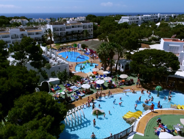 Gesamtansicht der verschiedenen Schwimmbäder im Hotel Club Es Talaial