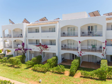 Fachada de uno de los módulos de habitaciones del hotel