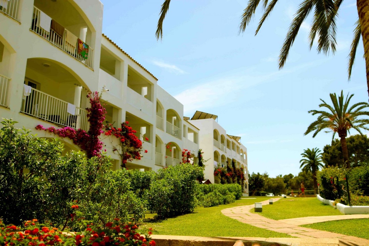 Zona ajardinada de nuestro hotel para familias en Cala d'Or