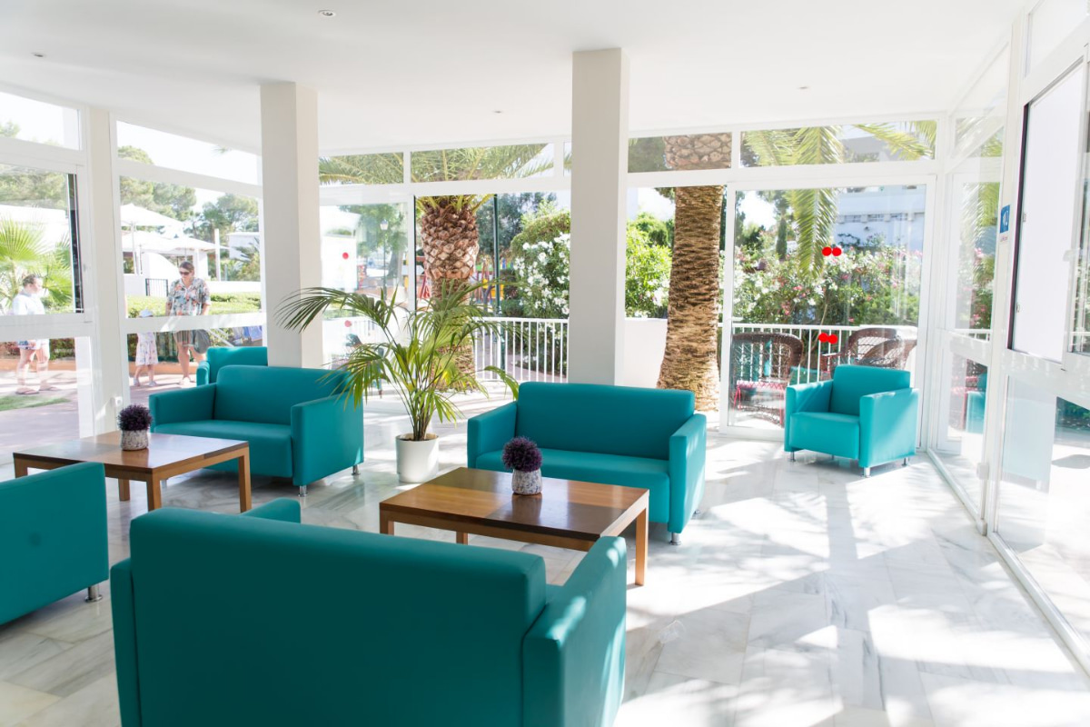 Lounge with armchairs and chairs overlooking the gardens