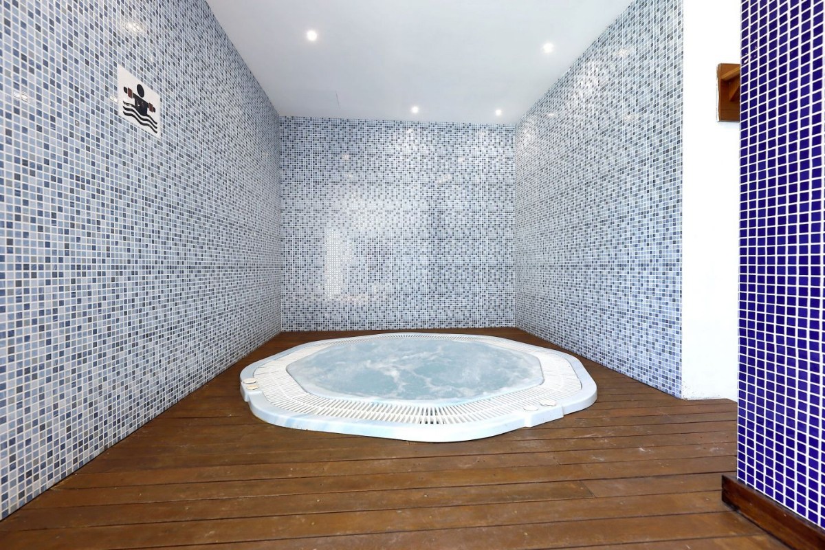 Jacuzzi hexagonal sobre tarima de madera