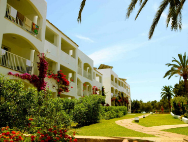 Zona ajardinada de nuestro hotel para familias en Cala d'Or