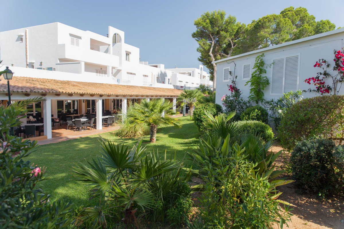 Jardines y terraza junto a la zona de restauración