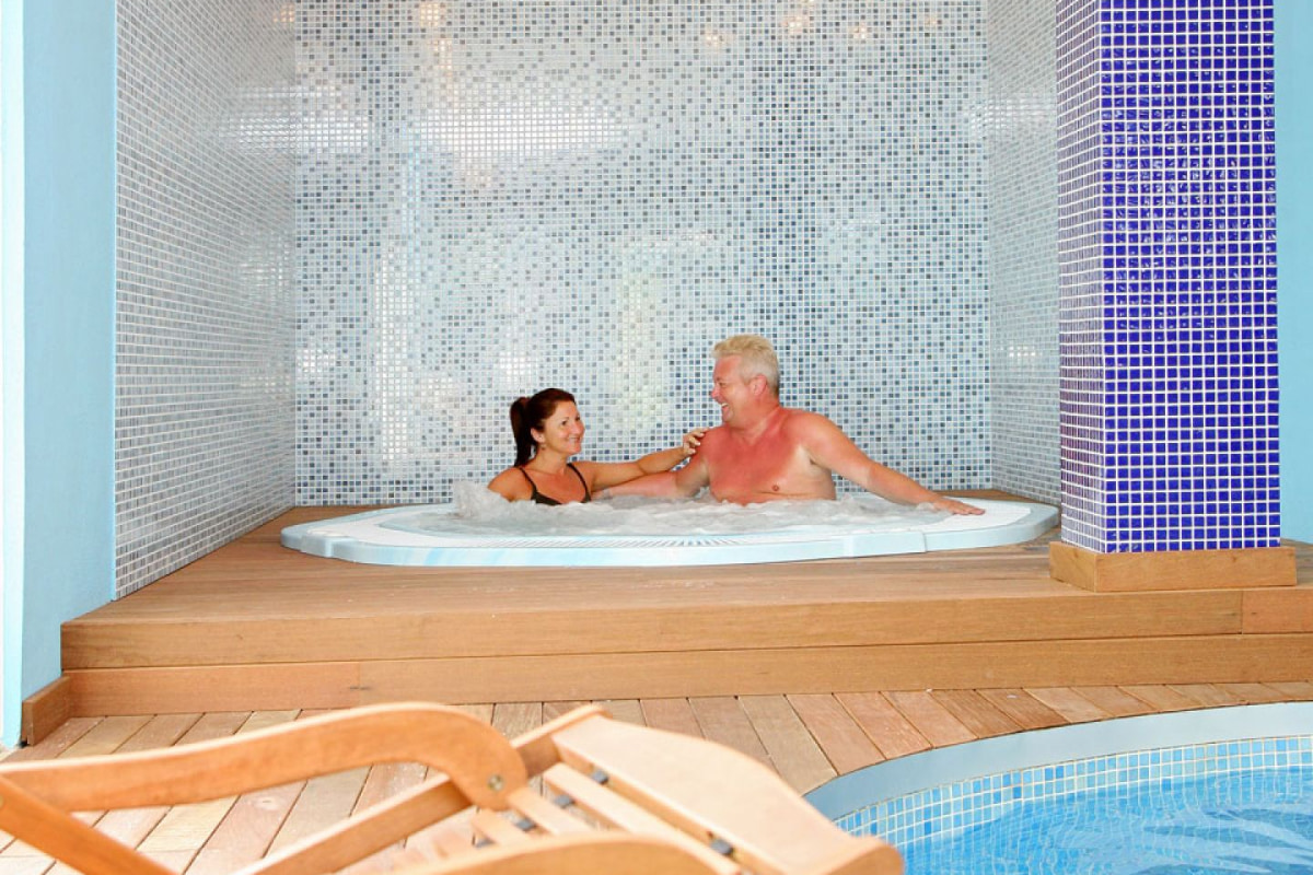 Pareja utilizando el jacuzzi del spa