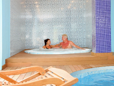 Pareja utilizando el jacuzzi del spa