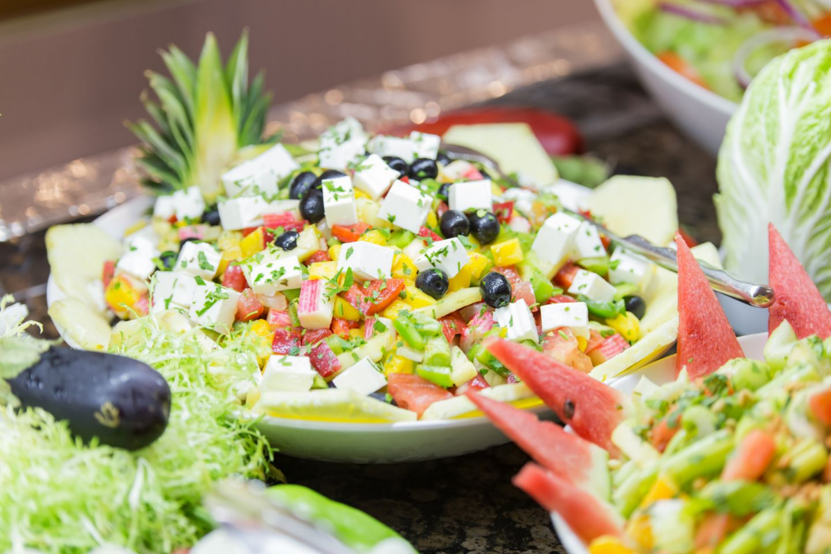 Detalle de la barra de ensaladas del buffet libre