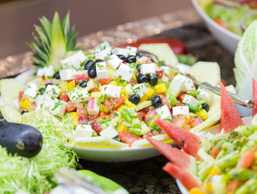 Detalle de la barra de ensaladas del buffet libre