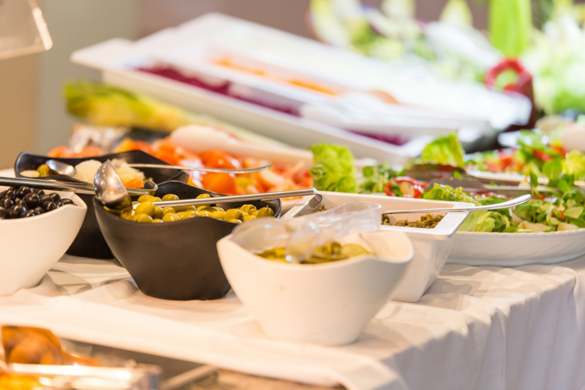 Detalle de la barra de ensaladas del buffet libre