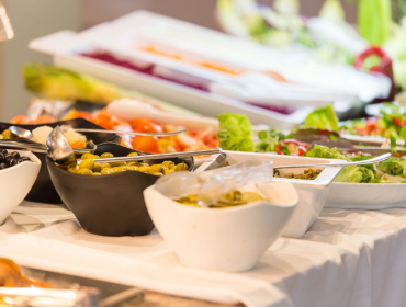 Detalle de la barra de ensaladas del buffet libre