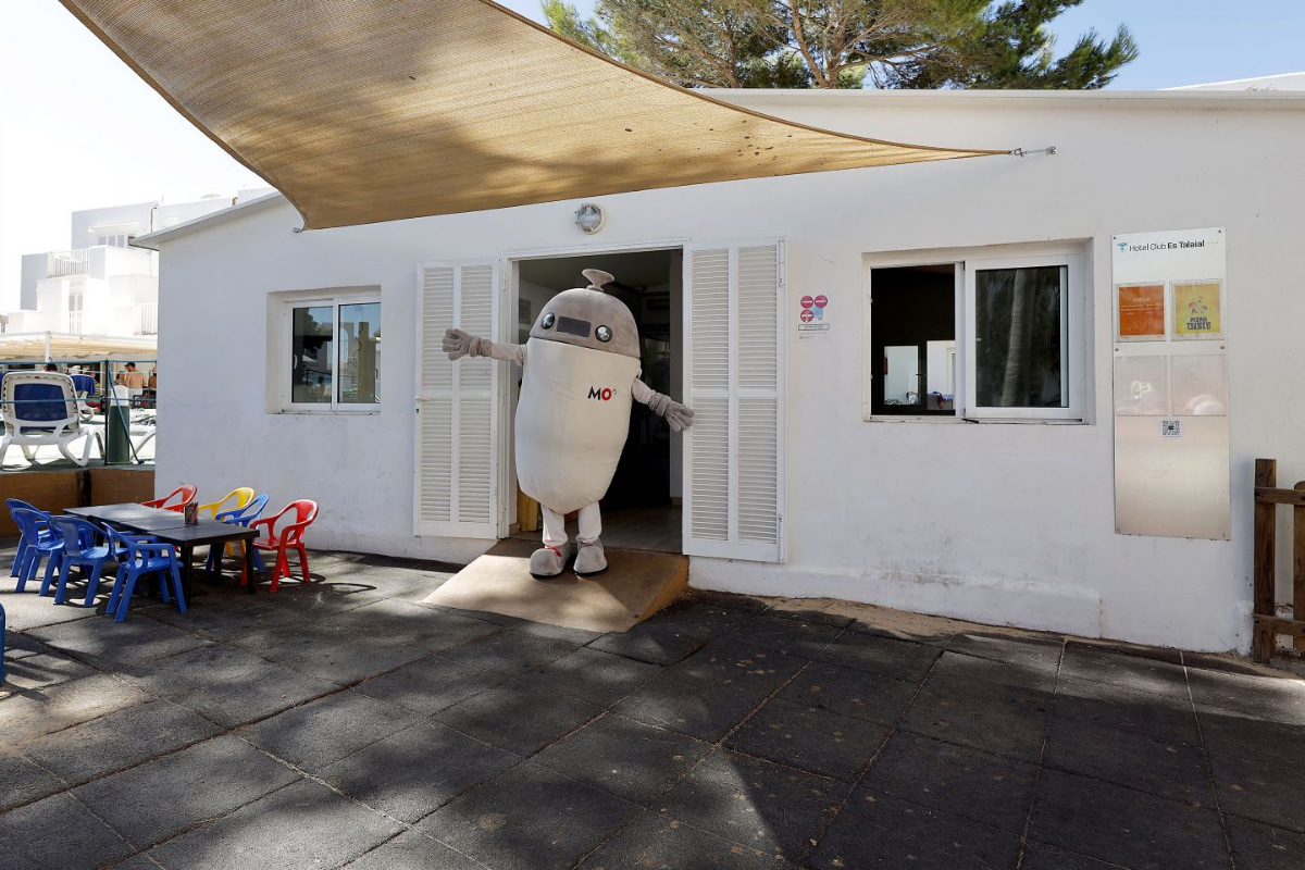 Das Maskottchen des Hotel Club Es Talaial grüßt außerhalb des Miniclubs