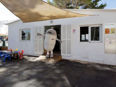 Das Maskottchen des Hotel Club Es Talaial grüßt außerhalb des Miniclubs