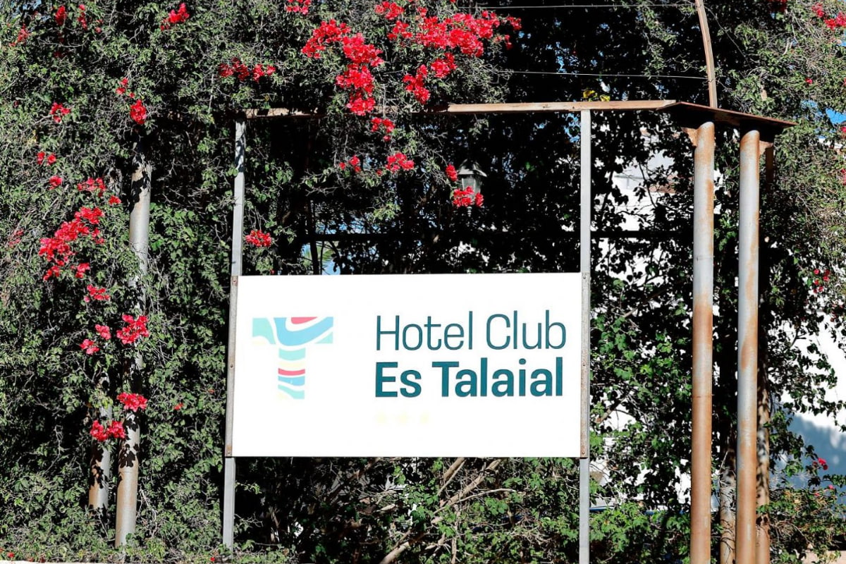 Schild und Logo des Hotel Club Es Talaial