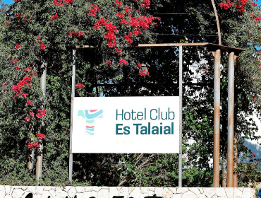 Schild und Logo des Hotel Club Es Talaial