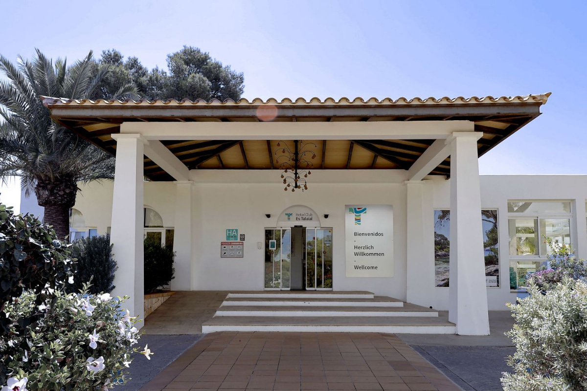 Puerta de acceso a la recepción del hotel