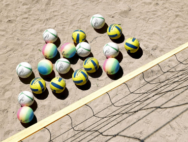 Pelotas de volley sobre la arena