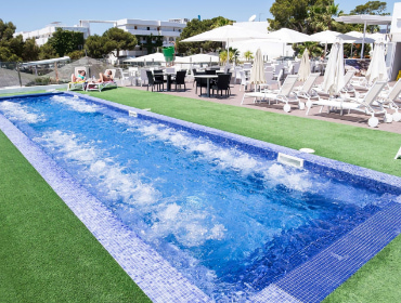 Adults-only swimming pool at Hotel Club Es Talaial