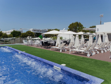 Vista parcial de la piscina y la zona de solarium