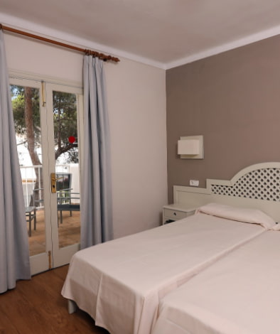 Amplio apartamento de dos dormitorios con terraza en Cala d'Or