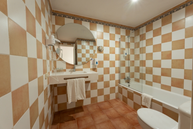 Baño apartamento 1 dormitorio Baño con bañera, wc, lavabo y amenties del apartamento de un dormitorio