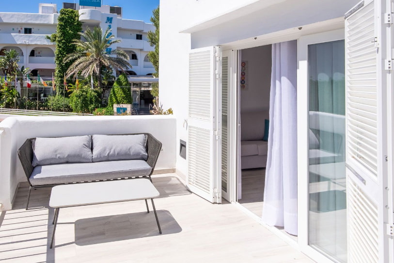 Terrasse mit Sofa und Couchtisch im Freien