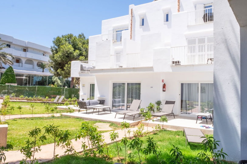 Terraza en la planta baja con hamacas y salida al jardín