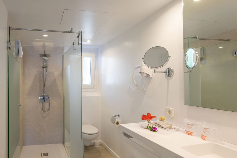 Bathroom with shower, magnifying mirror and hairdryer