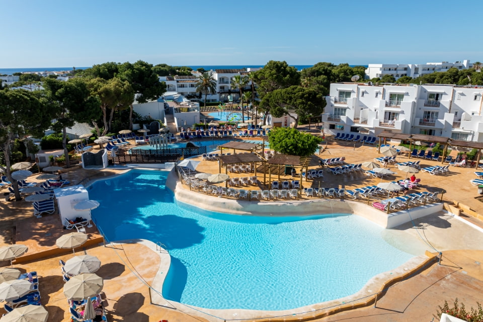 Piscina y zona chill out Es Talaial Piscina con sombrillas y hamacas Es Talaial