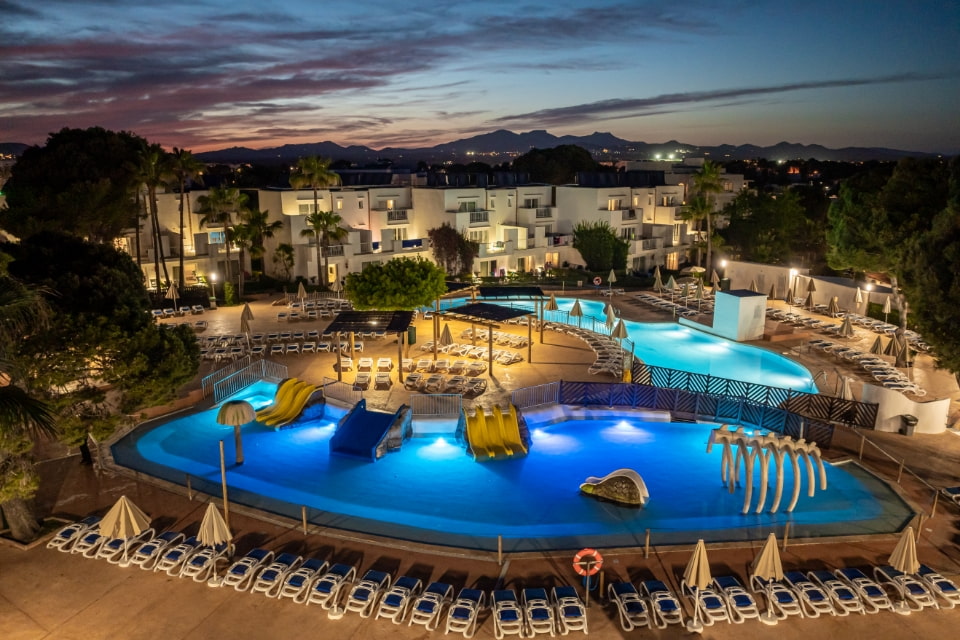 Piscinas Es Talaial Vista aérea nocturna de las piscina del Es Talaial